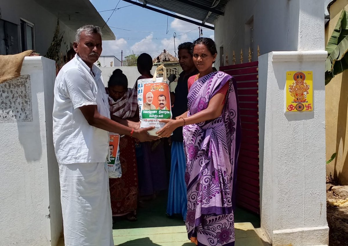 SuryahSG's tweet image. BJYM Namakkal District President Rajesh &amp;amp; Team arranged and distributed 300 ration #ModiKits to 300 poor &amp;amp; underprivileged families in his region. #BJYMCares @VinojBJP @poonam_mahajan