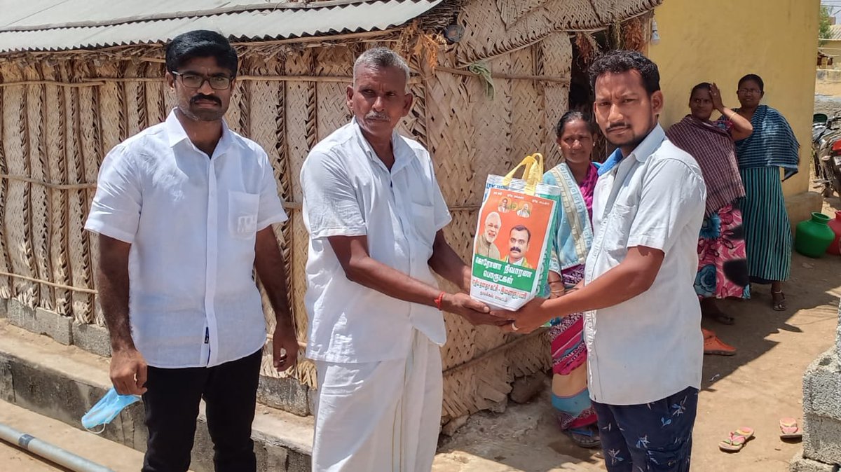 SuryahSG's tweet image. BJYM Namakkal District President Rajesh &amp;amp; Team arranged and distributed 300 ration #ModiKits to 300 poor &amp;amp; underprivileged families in his region. #BJYMCares @VinojBJP @poonam_mahajan
