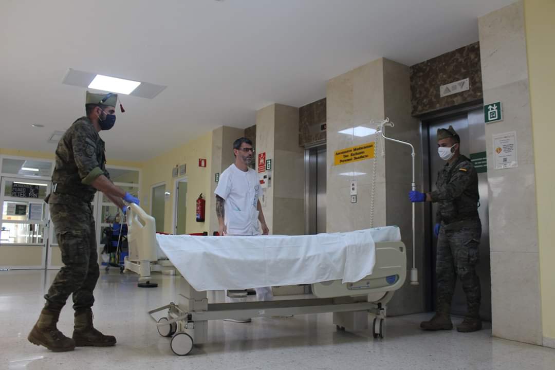 saludaxarquia's tweet photo. 👨‍✈️Esta mañana recibíamos a un equipo de militares perteneciente al Grupo de Caballería Reyes Católicos de @Lalegion_es, para colaborar con nuestro personal en las actividades de reorganización de las distintas unidades de hospitalización.
@MalagaJunta
@saludand
@bautista_ojed https://t.co/bJqhKoa25C