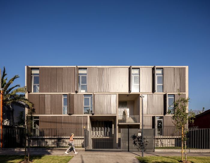 Nuestras persianas correderas #FoldingSliding Shutters están diseñadas como solución de control solar. Son durables, coloridas y permiten regular calor y luz
Así lucen en el edificio Townhouses Casa Holanda, en #Chile.
#ObraHunterDouglas de <a href="/57UDIO/">57STUDIO</a> hunterdouglas.cl/ap/linea/contr…