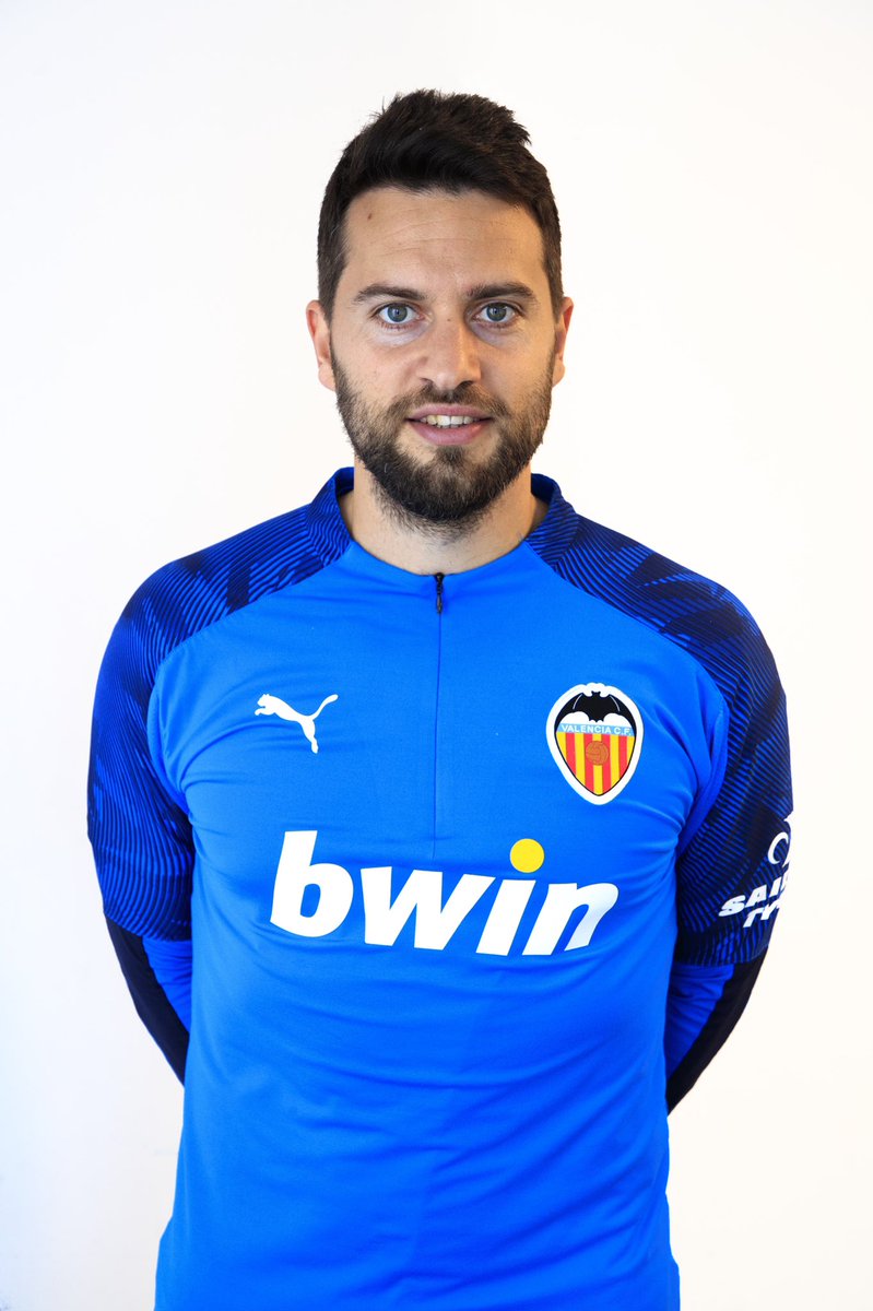 PrimeraDestino's tweet photo. #ENTREVISTA 🗣

@DelaTorree14, preparador físico del Valencia Mestalla. 

⚽️ ¿Cómo está entrenando el filial durante la cuarentena? 

🎙Lo explica en #VCFMediaRadio https://t.co/hh9dtuaMsn https://t.co/UoslFU6eYt