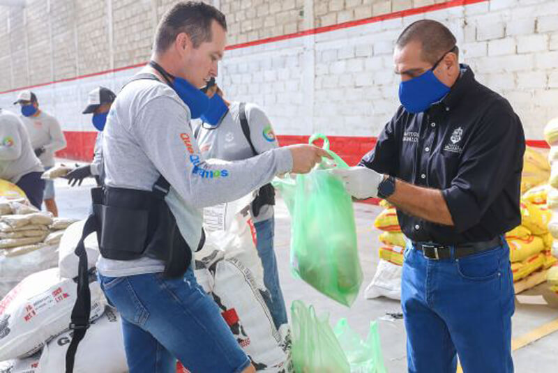 PVMexicoVillas's tweet photo. Puerto Vallarta Food Distribution Begins Today 

True to his word, Puerto Vallarta Mayor Arturo Dávalos Peña has implemented a food distribution program to help 7,500 families in the city's most vulnerable sectors survive the impact of the COVID-19 health contingency. https://t.co/CzSTCLP2xq