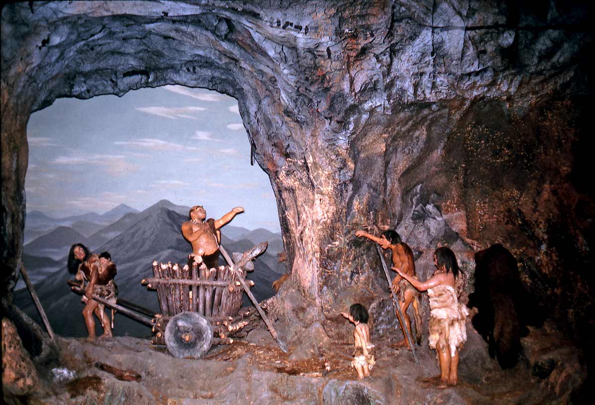 Какую вещь бекки нашли в пещере. Пещера первобытного человека. Пещера доисторического человека. Древние люди в пещере. Пещера жилище первобытного человека.