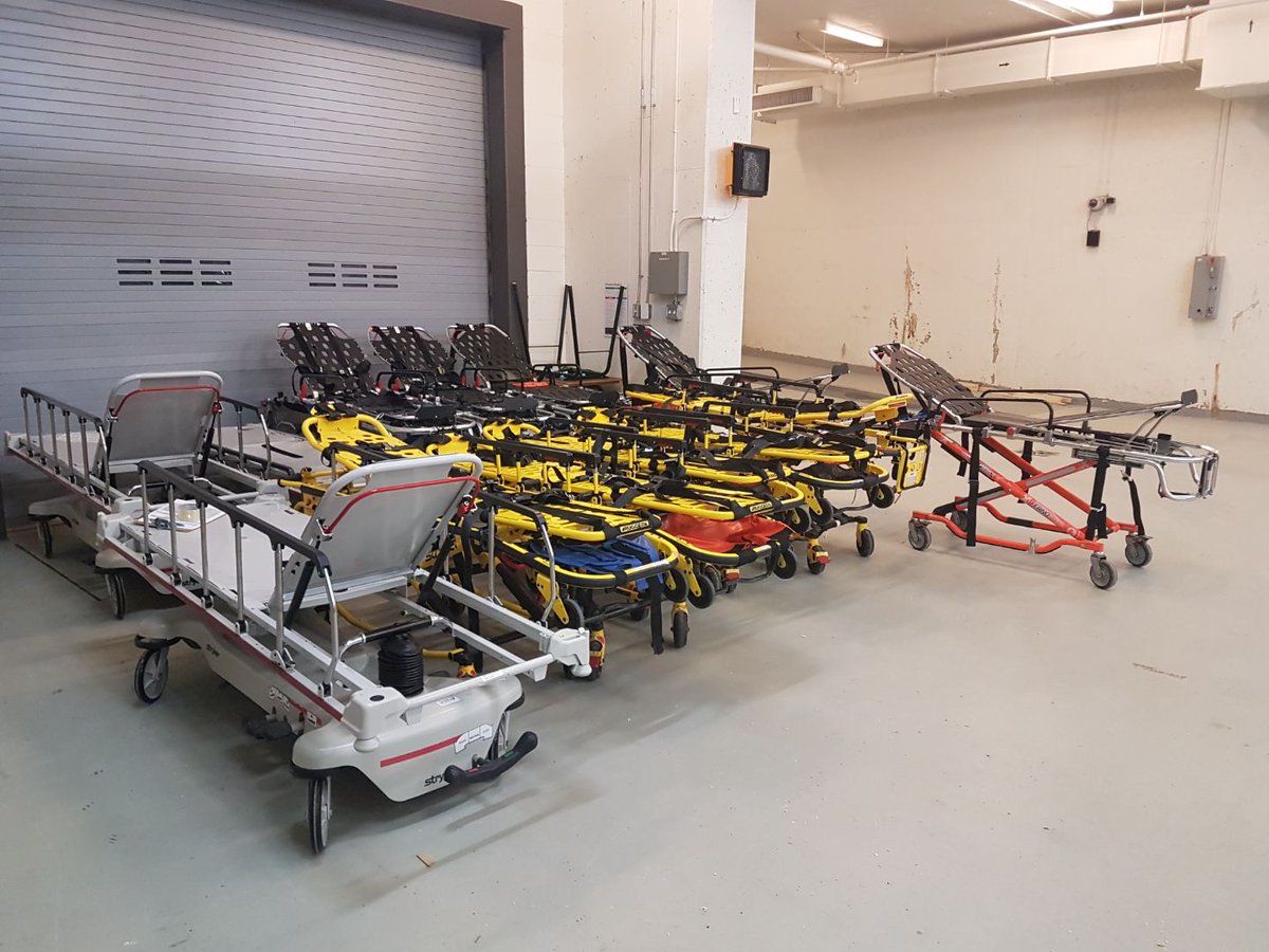 Appui aux professionnels de la santé : grosse livraison à <a href="/hopitalmontfort/">Hôpital Montfort</a> hier. Lits et civières, jaquettes d'isolation, lèves-personne, lingettes désinfectantes... Et près de 30 000 masques chirurgicaux, + de 22 500 paires de gants et 8 000 masques N95! #LaCitéensemble