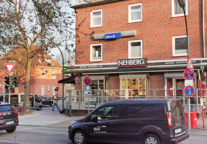 HWK_Hamburg's tweet photo. Farewell, Sir Vival: In #Wandsbek bleibt Rüdiger Nehberg nicht allein als Abenteurer & bedeutender Menschenrechtsaktivist @TargetNehberg in Erinnerung. Die von ihm gegründete Konditorei trägt noch heute seinen Namen. Nehberg starb am 1. April. https://t.co/UfApzHk6E4 #Nehberg #HH https://t.co/VDZZve8KKx