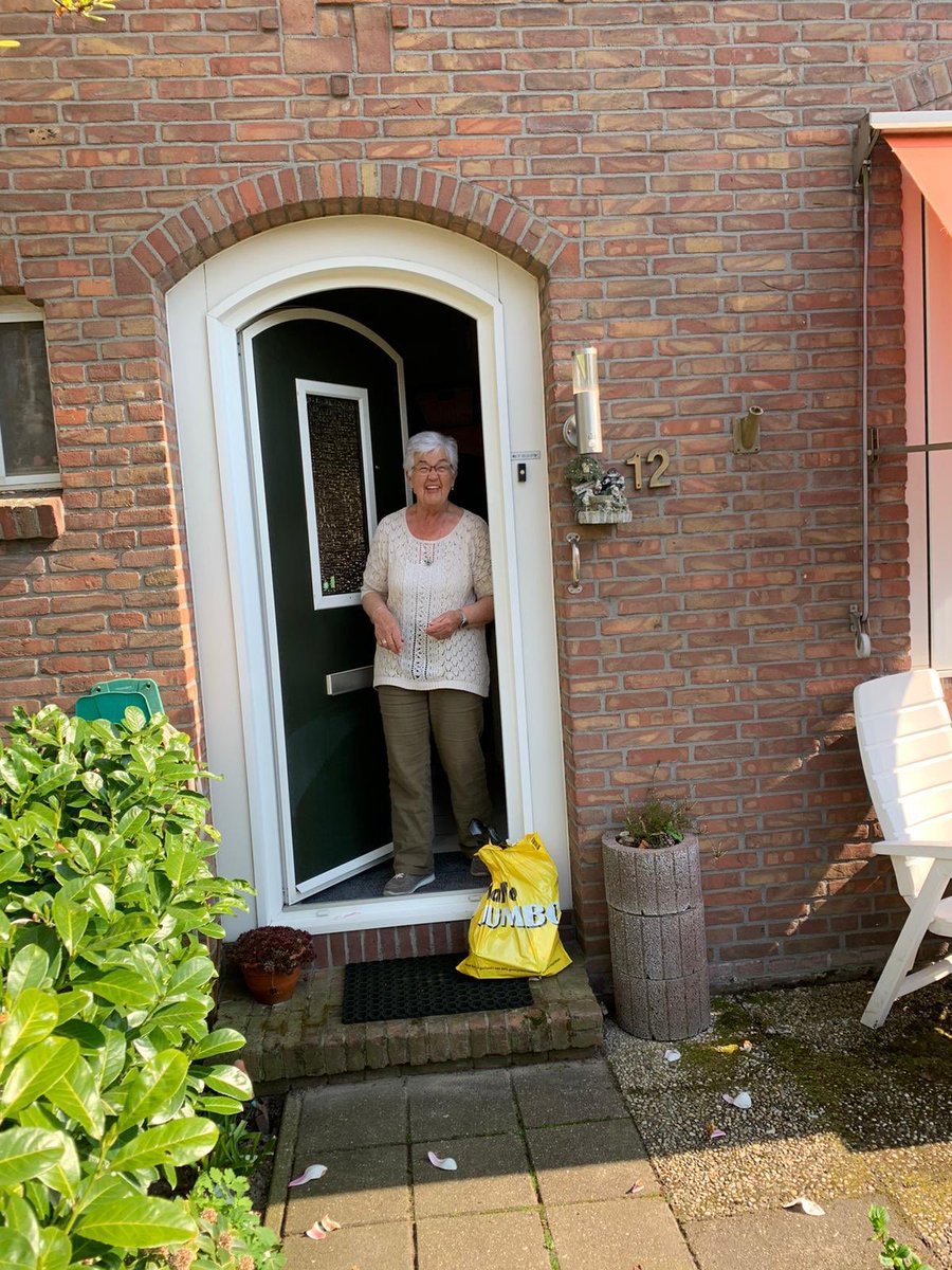 GroenewegenD's tweet image. Even geen koers, maar wel tijd om te helpen. De komende tijd bezorg ik op de fiets boodschappen bij ouderen en zorgverleners die dat nu even niet zelf kunnen 🛒🔥 Heb je als zorgverlener of oudere hulp nodig of wil je zelf helpen? ➡️ bezorgdezorg.nl

#StaySafeTogether