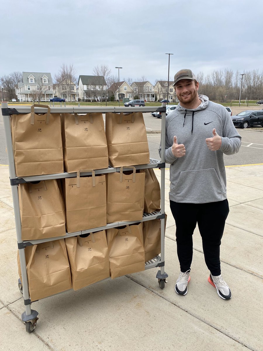 Incredibly grateful to #StormStar <a href="/KNARFWONGAR/">Frank Ragnow</a> not just for his generous donation to our district Angel Fund to support providing meals to students, but for showing up  to help distribute meals to families today. #ECCSStrong