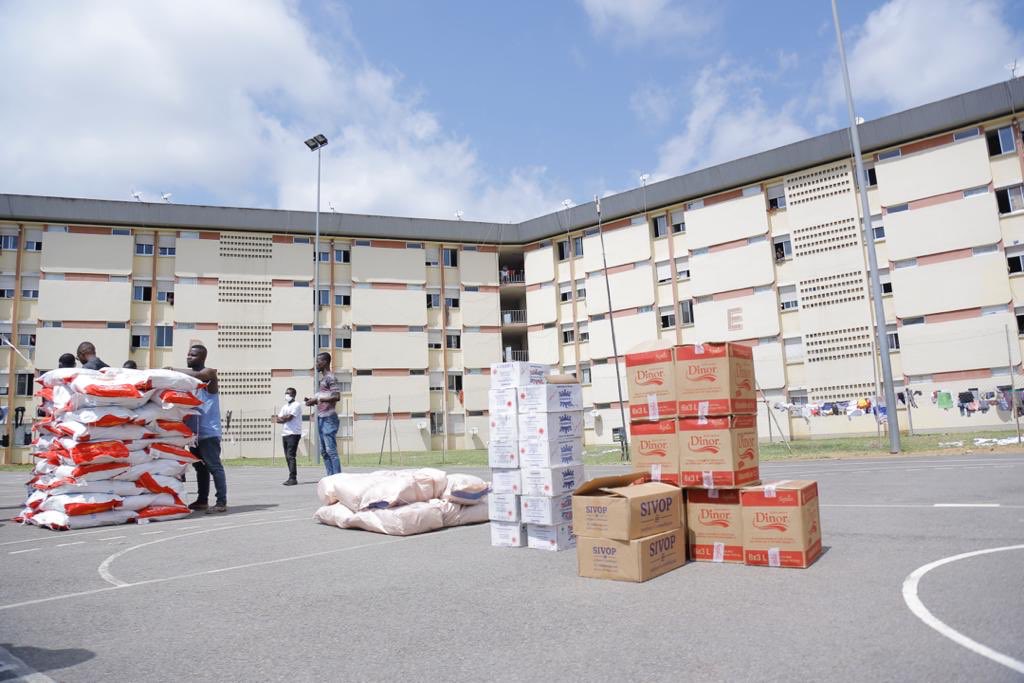 UEenCI's tweet photo. Après les mairies de Cocody et de Bingerville, la caravane #solidariteCOVID19civ s’est arrêtée à la Cité Mermoz de Cocody, pour un don aux étudiants https://t.co/WEb80mtMRV