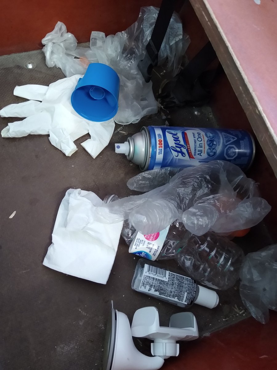 PSA: Drivers, please don't throw your garbage in a bike basket or a #bakfiets. #biketo