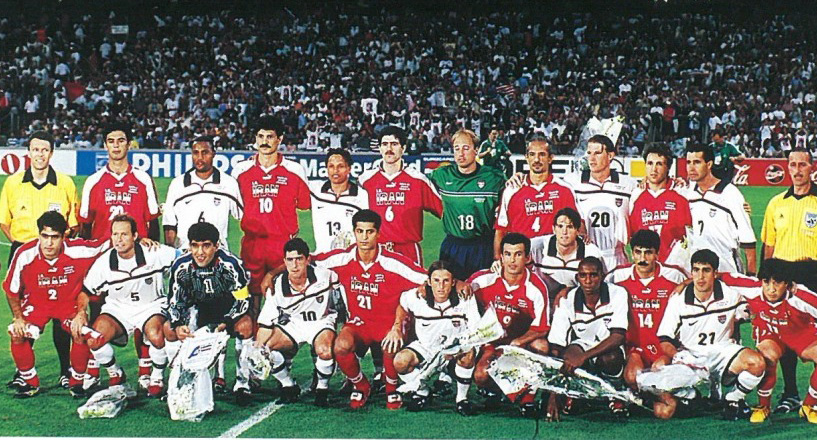 À Lyon, le stade Gerland assiste à un choc diplomatique avec États-Unis / Iran.Niveau de jeu pas mémorable, mais une rencontre disputée avec un fond politique qui aboutira sur une photo historique et la victoire de l'Iran (2-1).