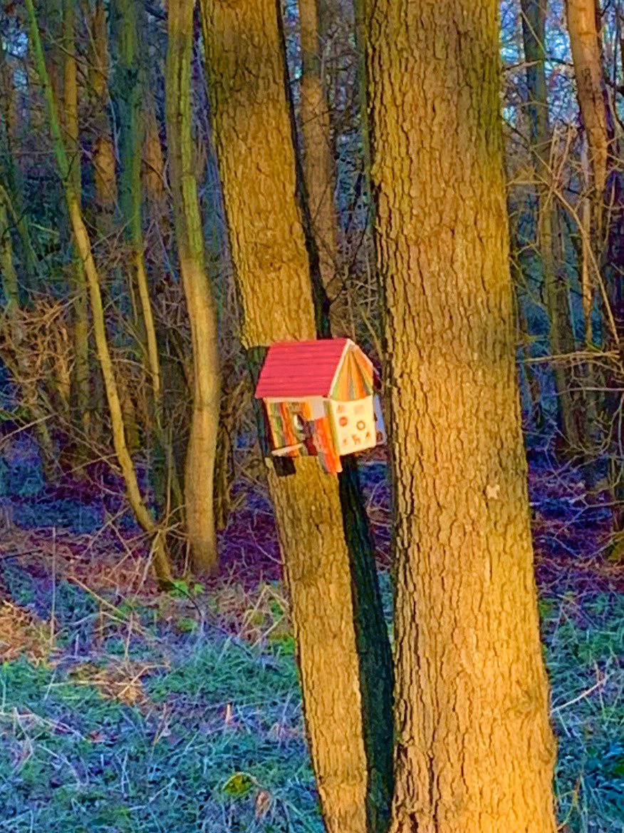 stories_rainbow's tweet image. Look at this rainbow treehouse. Who does it belong to? Is it The Borrowers Summer House? Did Percy the Park Keeper build it for some squirrels? Is it for the Fairies? Whoever lives there, what a gorgeous home! #searchforrainbows #searchforhope #keeponkeepingon #stayhome