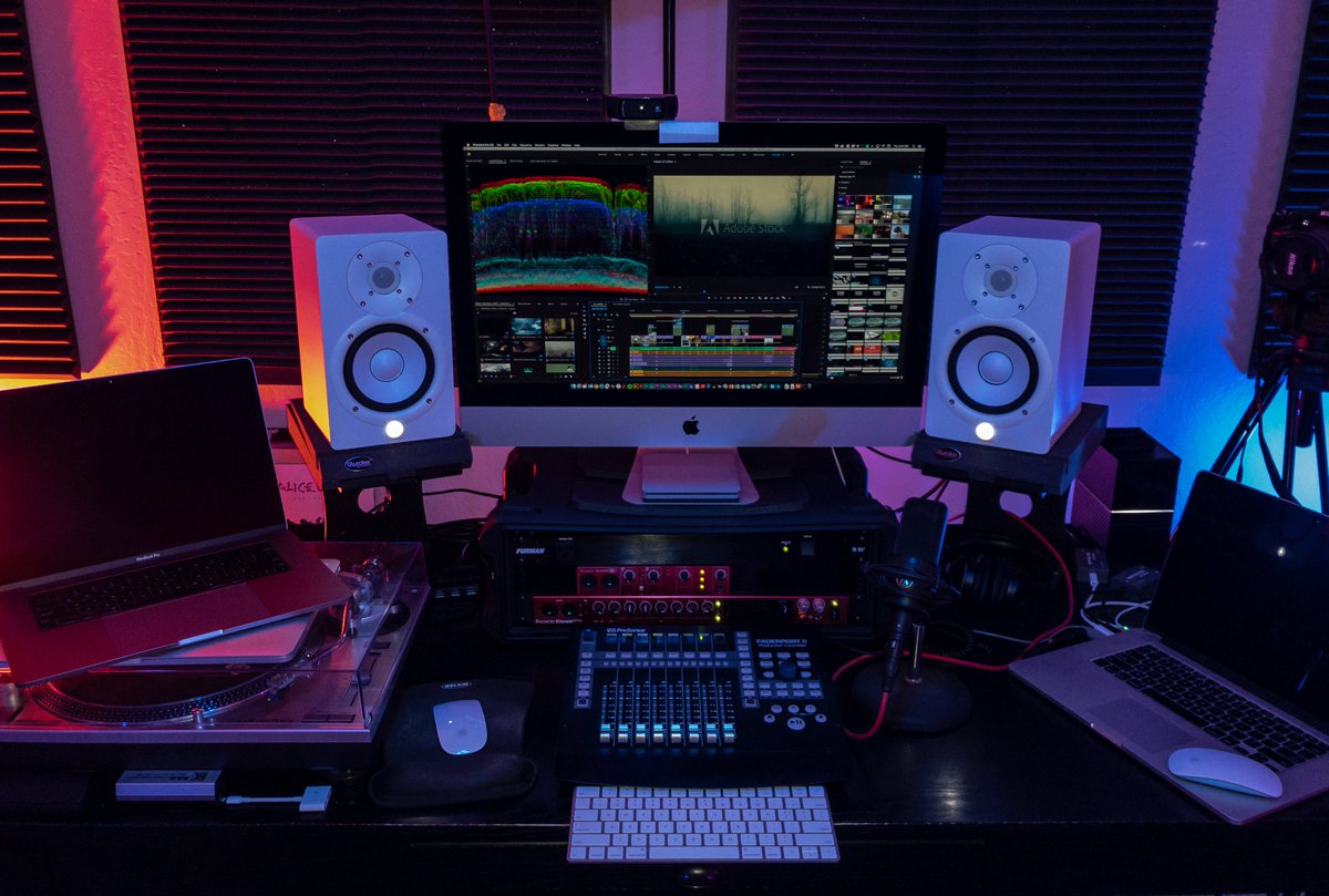 Beatlejase's tweet image. Been getting requests/seeing many posts about showing your #wfh setup. Here&apos;s mine in action (one with &apos;the lighting&apos;, one without). A small peak inside my daily creative space (with all the vintage goodies too). Show me yours and tag it #AdobeCreativeSetup @Adobe