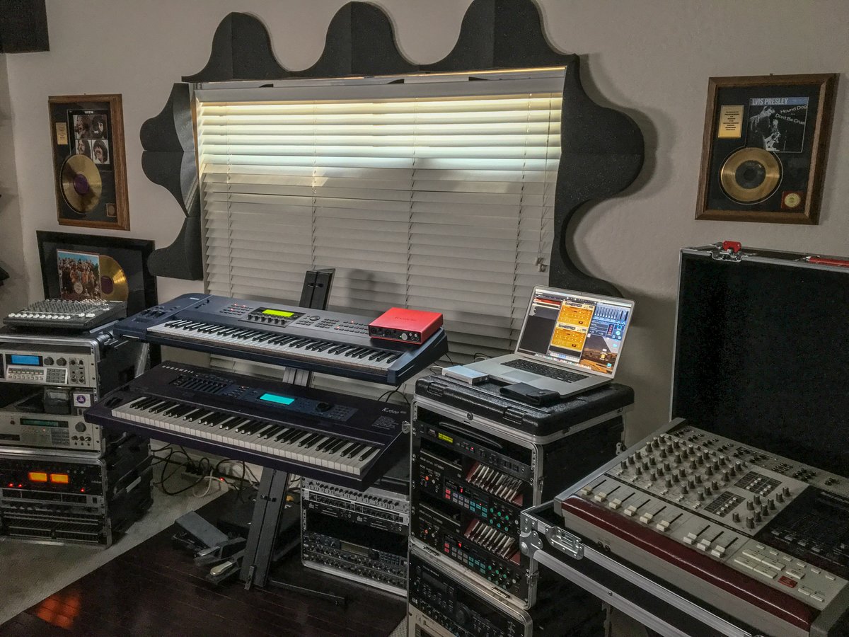 Beatlejase's tweet image. Been getting requests/seeing many posts about showing your #wfh setup. Here&apos;s mine in action (one with &apos;the lighting&apos;, one without). A small peak inside my daily creative space (with all the vintage goodies too). Show me yours and tag it #AdobeCreativeSetup @Adobe