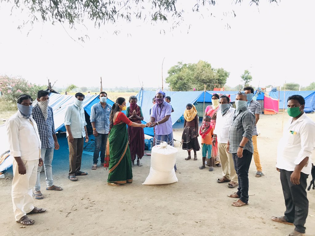 CMR_INC's tweet photo. 👉Took an initiative to feed Needy gave 100kgs of rice vegetables &amp; some money to 10 Migrant workers in our village
#noonesleephungry
#MigrantsOnTheRoad
#COVID19
#Lockdown21 
👉Inspected the Bank in our village and advice them to take safety measures &amp; #MaintainSocialDistancing https://t.co/JORJ3vDbOp