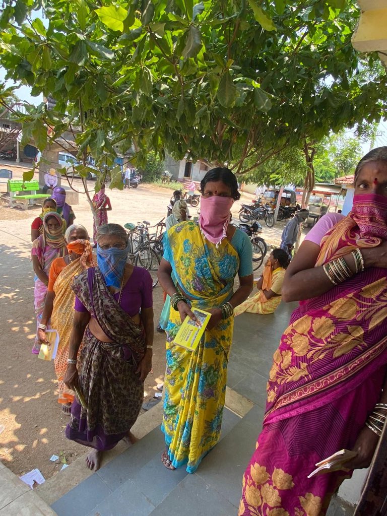 CMR_INC's tweet photo. 👉Took an initiative to feed Needy gave 100kgs of rice vegetables &amp; some money to 10 Migrant workers in our village
#noonesleephungry
#MigrantsOnTheRoad
#COVID19
#Lockdown21 
👉Inspected the Bank in our village and advice them to take safety measures &amp; #MaintainSocialDistancing https://t.co/JORJ3vDbOp