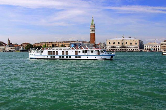 BeyondCruises's tweet photo. The Venice canals stir the heart, inspire the imagination and bring eternal joy to the soul | La Bella Vita cruising through Venice 🇮🇹#BeyondCruises #BeyondTheOrdinary https://t.co/krwviRhz2w