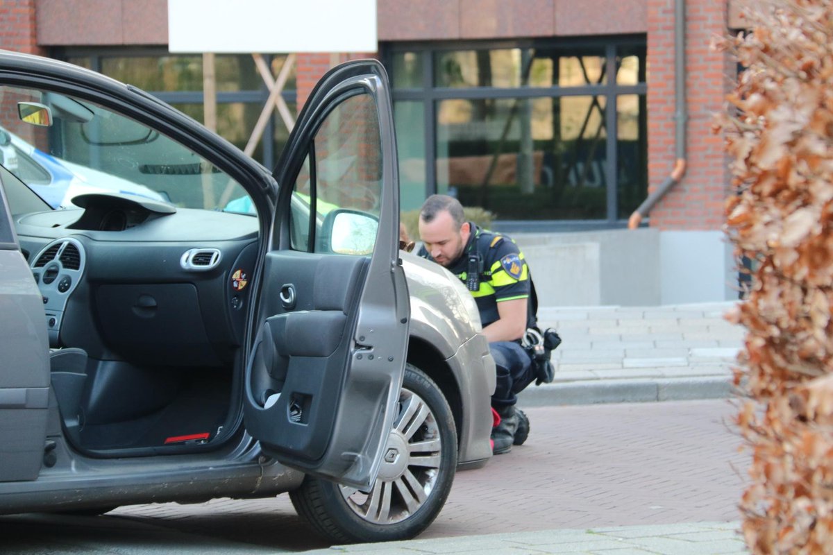 Vrouw gewond na aanrijding door eigen auto in Bussum..