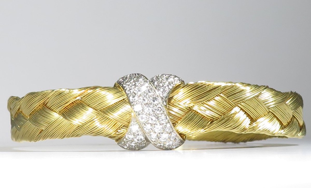 SrqDowntown's tweet photo. Completement your simplistic feminine persona with a stunning diamond bangle or bracelet ✨ Instant dose of style ✨ Shop Online https://t.co/bPW6E8JrmY.
.
.
.
#shoponline #shopjewelerry #shopdiamond #diamondbracelet #diamondbangles #shopsarasota #shoplocal #shoplocalonline https://t.co/HQHebmKAH8