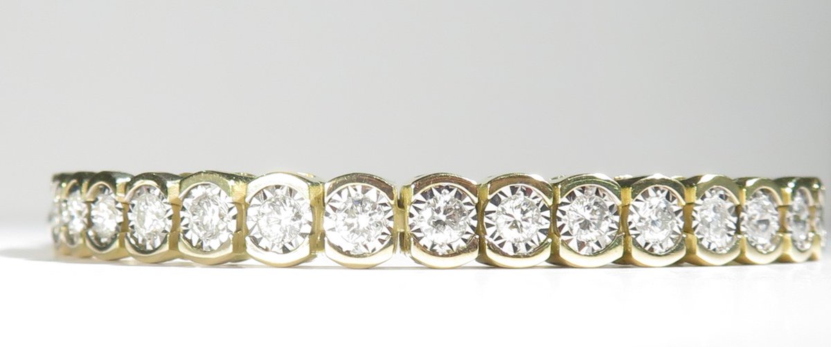 SrqDowntown's tweet photo. Completement your simplistic feminine persona with a stunning diamond bangle or bracelet ✨ Instant dose of style ✨ Shop Online https://t.co/bPW6E8JrmY.
.
.
.
#shoponline #shopjewelerry #shopdiamond #diamondbracelet #diamondbangles #shopsarasota #shoplocal #shoplocalonline https://t.co/HQHebmKAH8