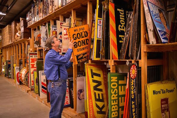 collectorswkly's tweet photo. Daily Distraction—The Death of Flair: As Friday's Goes Minimalist, What Happens to the Antiques? #Fridays #CrackerBarrel https://t.co/UyGBCGuGFF https://t.co/MCeATfrDsA