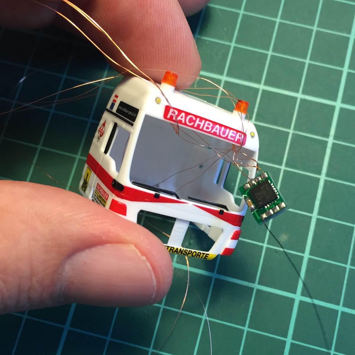 der_theoretiker's tweet photo. Auch im Maßstab 1:87 kann man Rundumleuchten bauen. In diesem Fall wurden 3x 042 Leds auf einen #3D gedruckten Sockel fixiert. #1zu87 #RC #Tinyrc #LED #Theoretiker #Mikromodell #Mikromodellbau #Herpa #Rachbauer #MAN #Schwertransport #RKL #Zoom #Lupe https://t.co/8knj9kApGo