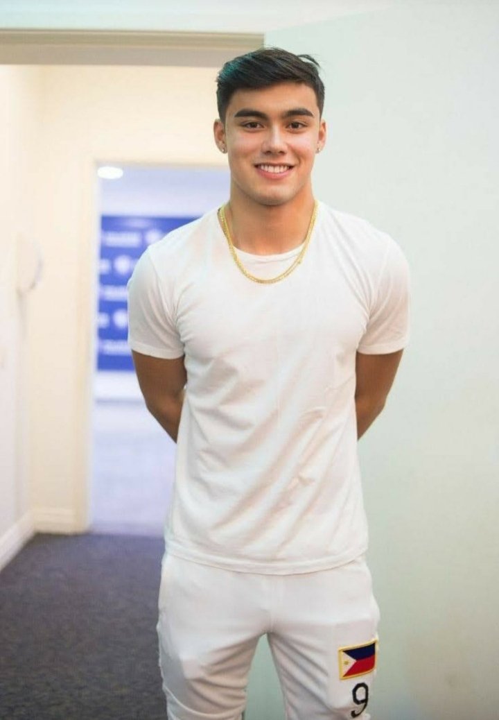 NuWould's tweet photo. Ficha de personagem:

Nome: Bailey May
Idade: 17
Personalidade: Extrovertido, amoroso, mente aberta, e faz de tudo para proteger aqueles que ama 
Sexualidade: Bissexual 
User:@itbaymay https://t.co/86cgX1U04d
