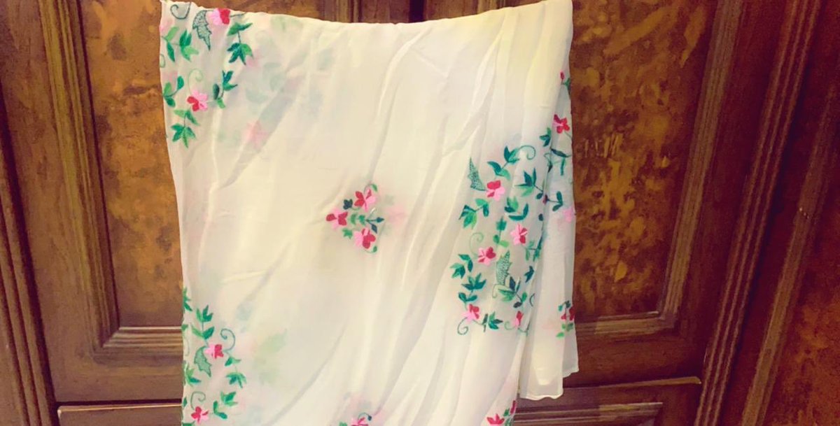 ساهم بالتصويت في مسابقة التطريز
المتسابقة الخامسة / أمل مبارك 
  تنتظر دعمكم🤩💪🏻

🎯 علماً بأن:
•الإعجاب بدرجة
•إعادة تغريدة بدرجتين
•آخر موعد للمسابقة الخميس ١٦-٨ الساعة11:59م
#معك_في_بيتك 
#كلنا_مسؤول