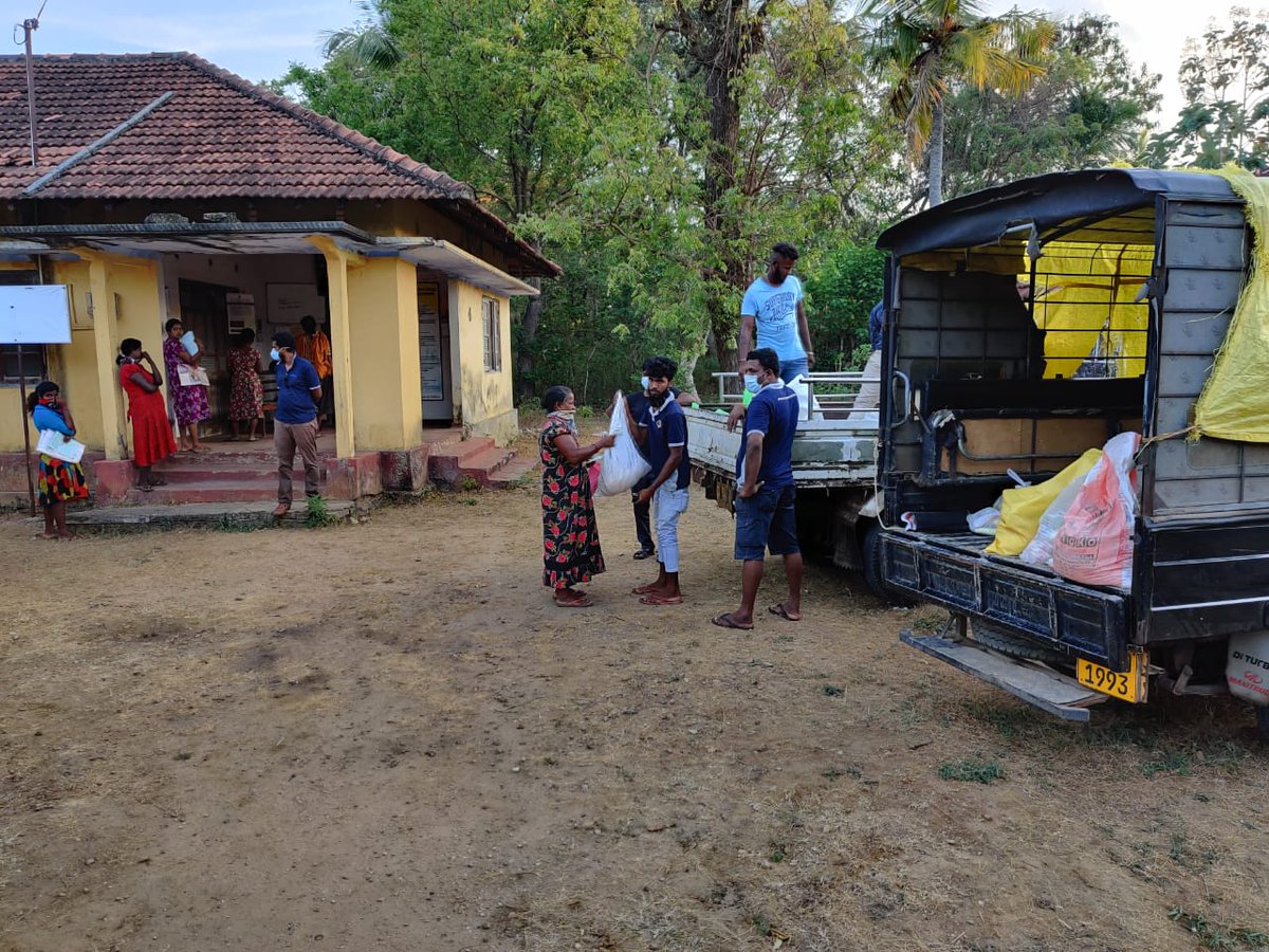 EalingAmman's tweet photo. இன்று 08/04, யாழ்ப்பாணம் சில்லாலை  வடக்கு  (J/148) பகுதியில்  லண்டன் கனக துர்க்கை அம்மன் ஆலயத்தினரின்   உதவியுடன் வாழ்வாதார வறிய குடும்பத்தினருக்கும், நாள் கூலி தொழில் செய்யும் வறிய  59 குடும்பங்களுக்கும்  (321 குடும்ப அங்கத்தினர் ) உலர்  உணவு ,மரக்கறி  பொதிகள்   வழங்கப்பட்டன https://t.co/jdPWl6ibjg