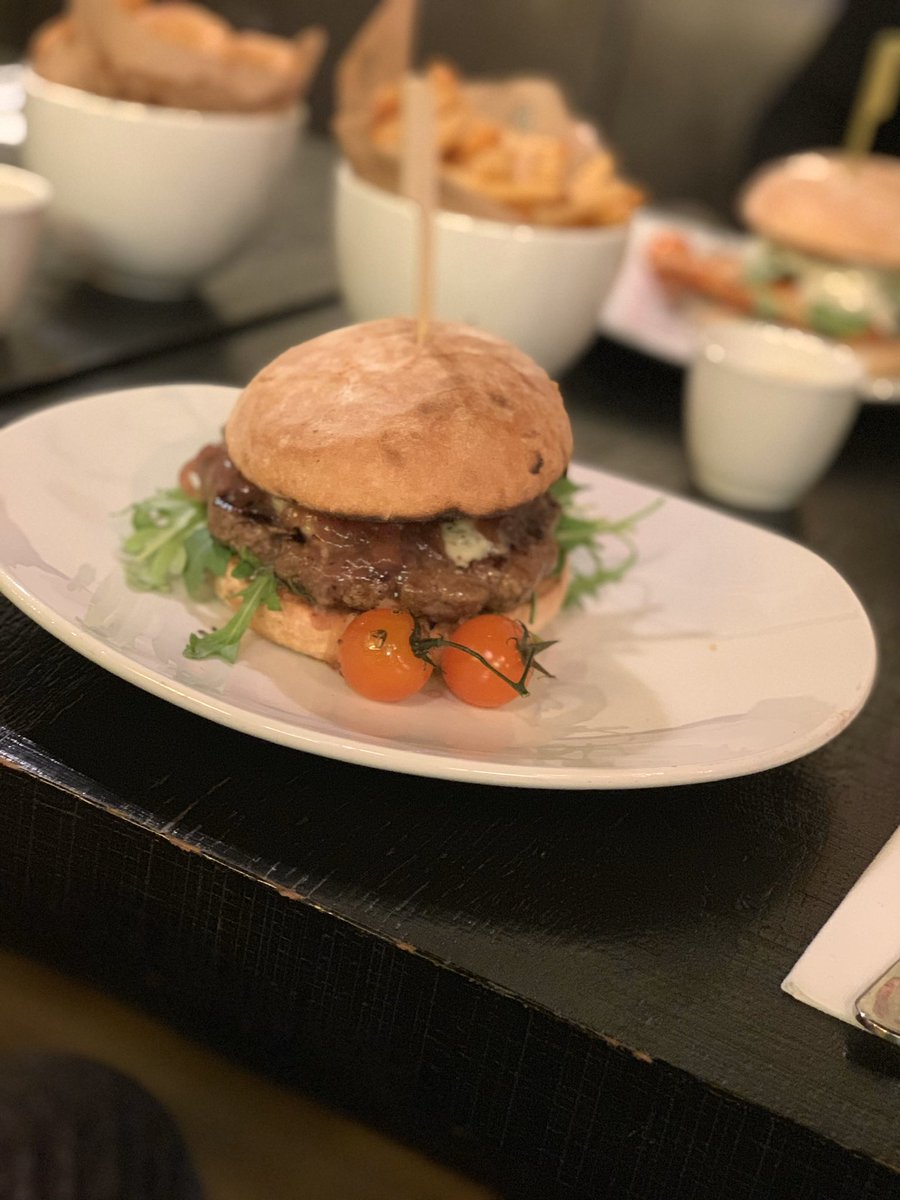 KO_333_'s tweet photo. さあ飯テロだ。
🇩🇪の変形カリブルストも、🇧🇪のブルーチーズとラム肉のバーガーも、🇫🇷のスイーツ達も皆んな美味かった。全員で耐えて、明けたらゴリゴリに責め直しと行こうよ。
#コロナで気が滅入るからみんなの写真で旅行しようぜ https://t.co/1uW084YCpJ