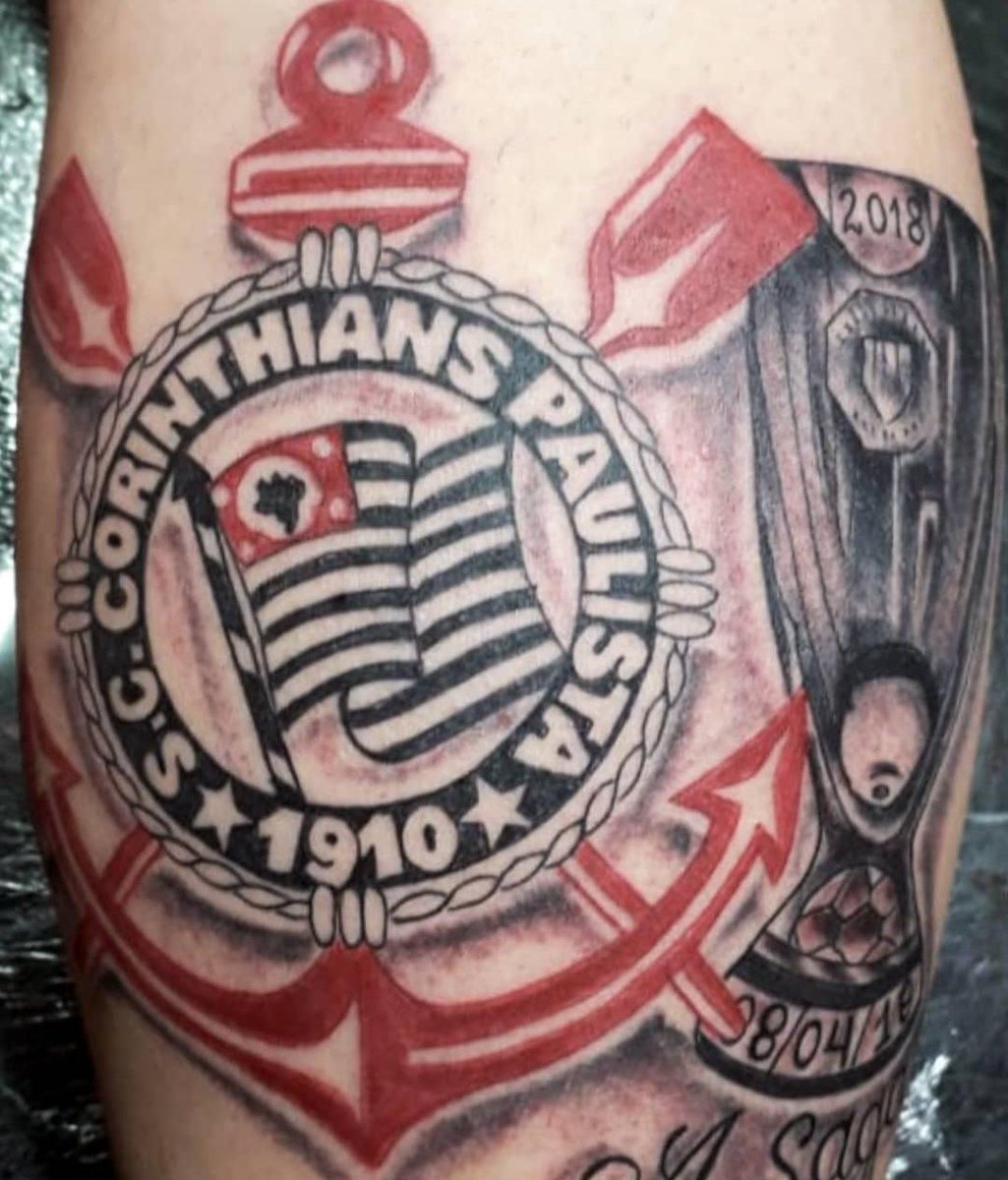 O dia foi tão louco, há 2 anos, que virou até tattoo! 📸 @dudufuchs (perfil  de Instagram) | arte do Helinho Tatuador #BiCampeãoDaFé #VaiCorinthians, image size:1025x1200