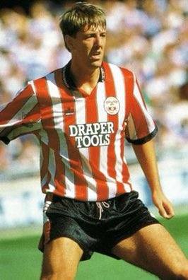 Made the decision to write a blog over the weekend but even in isolation, writing seems to have become a massive chore for me, lately.So instead of using words, I thought I’d let the pictures do the talking.iconic football shirts     • A THREAD •