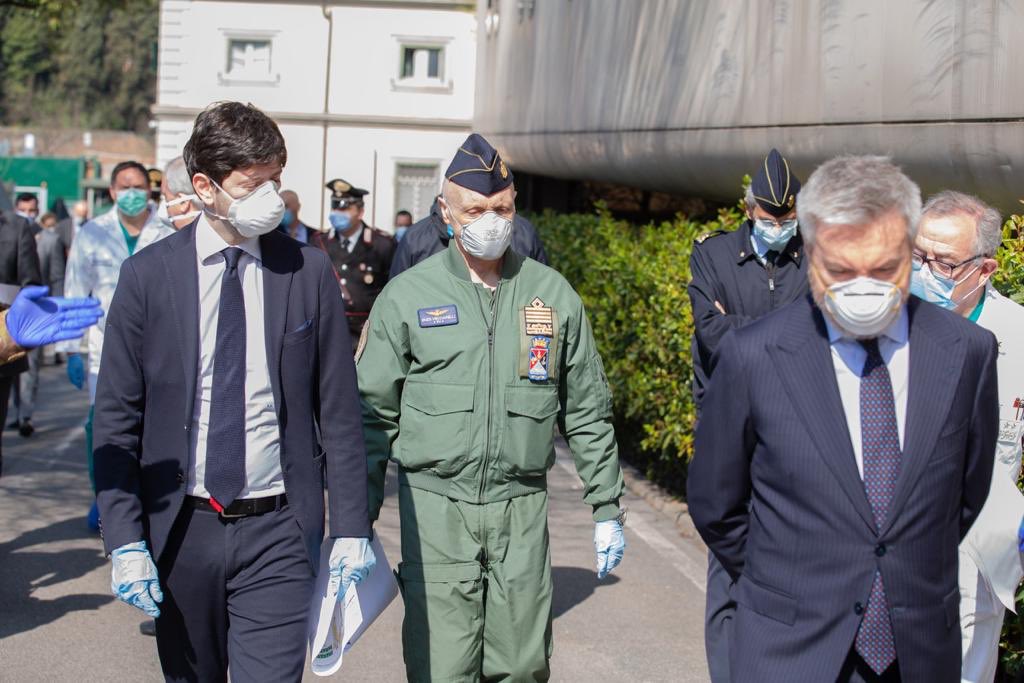 SM_Difesa's tweet photo. #8aprile, Roma. 
#GenVecciarelli ha ricevuto il Ministro della Difesa e il Ministro della Salute, in visita al Policlinico Militare Celio per il recente avvio di straordinari interventi infrastrutturali tesi a dar vita al nuovo #CelioHub per fronteggiare l’emergenza #CoVid19 https://t.co/lUSlPtJP8D