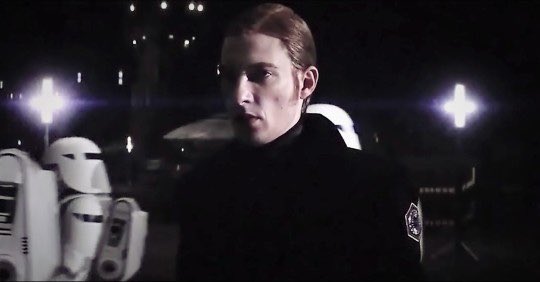 Hux staging a coup against Ben and lead the FO