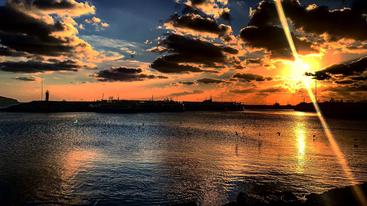 #silüet #sunset #istanbul #aziz_istanbul #guzelanadolu #istanbuldayasam #allshotsturkey #gununkaresi #hayatakarken #sehir_istanbul #anlatistanbul #yucesoy1 #benimkadrajim #bugununkaresi #turkinstagram #zamanidurdur #zamanakarsi #fotografkatibi #gulumseaska #turkishfollowers #foto