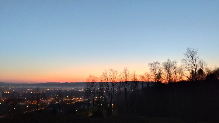 jacekzelasko's tweet photo. Piękny zachód słońca nad #NowySącz https://t.co/7YX5v9RgsC