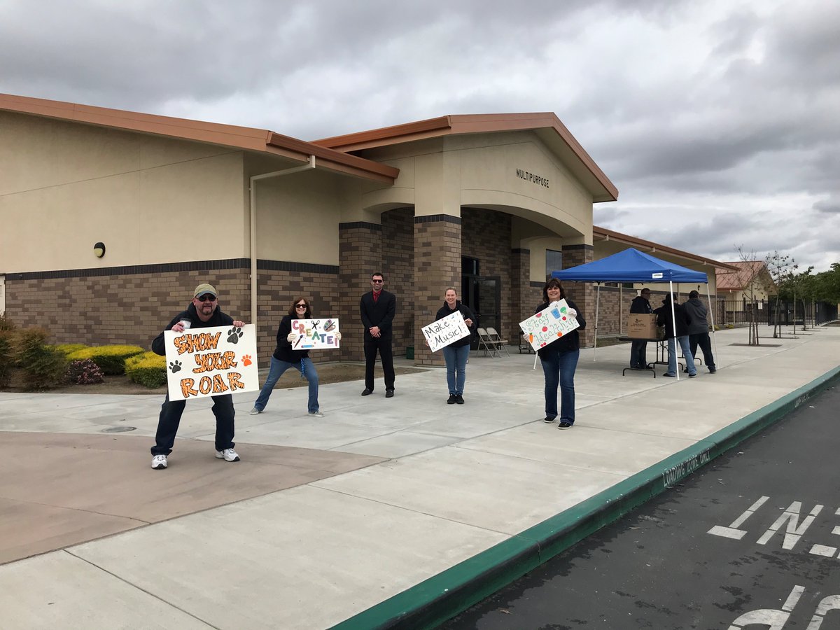 Hey students, are you ready for lunch? We can't wait to 👀 you! As a reminder, breakfast/lunch pick-ups during next week's spring break will be at <a href="/goCVhawks/">Central Valley High</a>, <a href="/CHSBulldogPride/">Ceres High School</a>, <a href="/ChavezTigers/">Cesar Chavez Tigers</a>, and <a href="/Vparks_elem/">Virginia_Parks_Elem</a>. There are no meal pick-ups this Friday, 4/10. #CeresLearnsAtHome