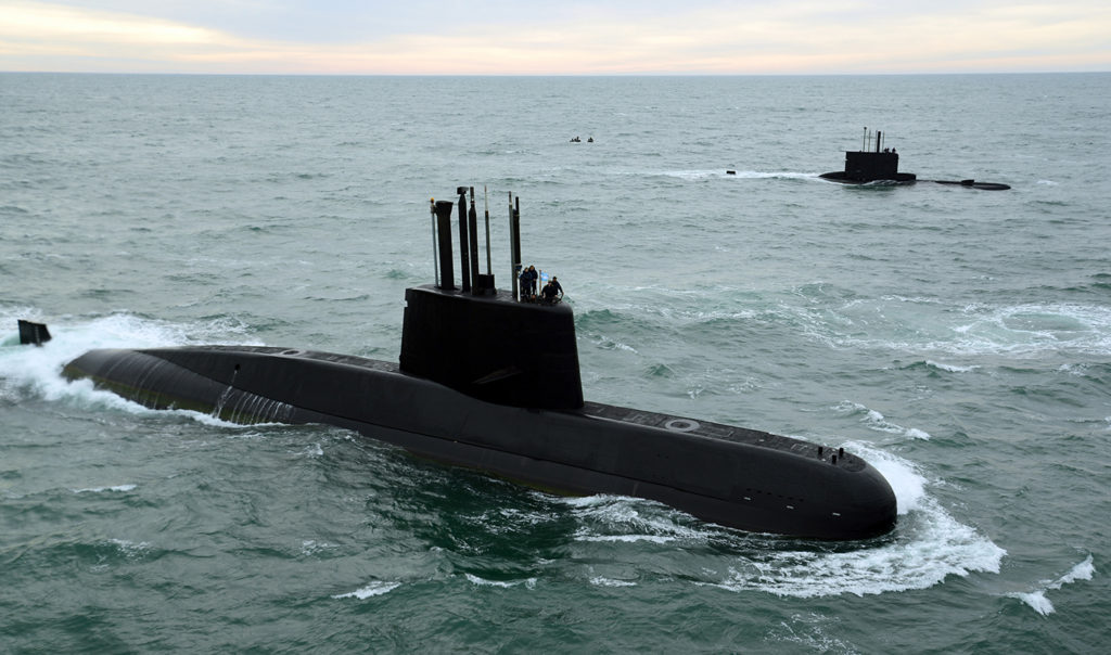 MalvinasData's tweet photo. 📷 Qué épocas aquellas cuando uno se acercaba a la escollera norte de Mar del lata y podía ver navegando juntos en superficie a un submarino TR-1700 y a un 209.
#ARASanJuan #ARASalta https://t.co/Fmhbtt8fl2