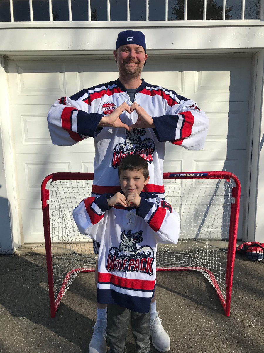 From Mite to Midget the Pack are behind all our healthcare providers and first responders! ❤️

#juniorwolfpack #cthockey #hockey #fitness #youthhockey #juniorhockey