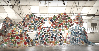 art_educ's tweet photo. L’artista #AlejandraCorral (2016) va generar una obra artística col·laborativa d’enormes dimensions amb la participació de 2000 persones de 32 països el món, que va anomenar “#GoldenRed”. L’obra #art tractava sobre la #Compassió Us recomano seguir a: https://t.co/ptHC3jzmZN https://t.co/69Lpdyu6Is