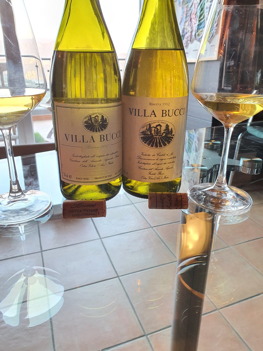 #VillaBucci 1992 & 2007 #VerdicchiodeiCastellidiJesi Classico #Riserva. Both phenomenal. The 1992 is amazingly intact, especially for the cool, wet vintage while the 2007 has remarkable freshness for the hot, dry year. Both paired beautifully with penne al #SugodiNoci #WEtaste