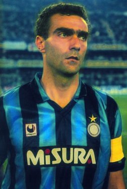 Obligé de souligner l'énorme match d'Emmanuel Petit.Un mot également sur Giuseppe Bergomi, 35 ans et qui met fin à sa carrière internationale. Un grand monsieur du football italien lui, monument de l'Inter, et constamment oublié.