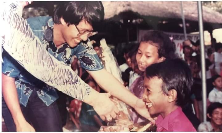 eMbahNyutz's tweet photo. Kabarnya ini foto tahun 1984. Kak Seto kasih hadiah lomba nyanyi anak kepada Glenn; sebelahnya adalah Reza Artavia. https://t.co/n0K1Eku2Rx