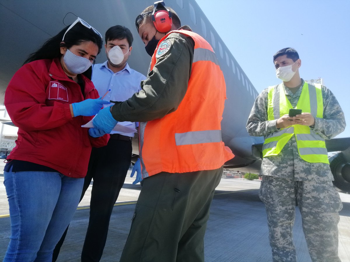 Hoy llegó el avión con material para ser despachado a 43 escuelas de nuestra zona 📚✈️ 
Un avión cargado de aprendizaje y esperanza, gracias a la gestión de la <a href="/FACh_Chile/">Fuerza Aérea de Chile</a> y <a href="/Ejercito_Chile/">Ejército de Chile</a>, recibido por nuestra seremi <a href="/PiaUrrutiaIg/">Pia Urrutia Iglesias</a> y jefe Deprov <a href="/PoloVallejos/">Polo Vallejos 🇨🇱</a> en Chacalluta.