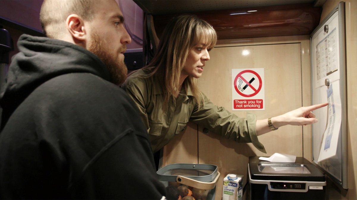 noovo_ca's tweet photo. Quelles sont vos impressions de l'autobus de @veronicdicaire ?
#philsinvite https://t.co/IFPiU69vjA