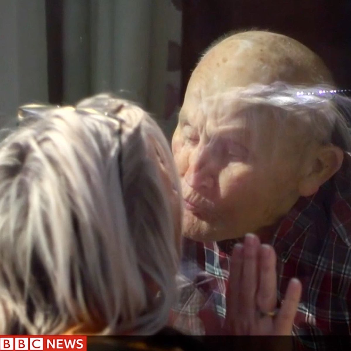 george__morris's tweet photo. BBC News (2020) - Jiří Kovanda, Kissing Through Glass (2007) https://t.co/n1cldHTGiV