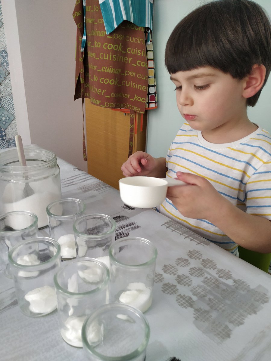 Pablo ha cocinado hoy lasaña y también es el encargado de los yogures. ¡Disfruta mucho cocinando, como su seño Leti! <a href="/InfantilICM/">colegioicm-infantil</a> <a href="/LetiGarCal/">Seño Leti</a>