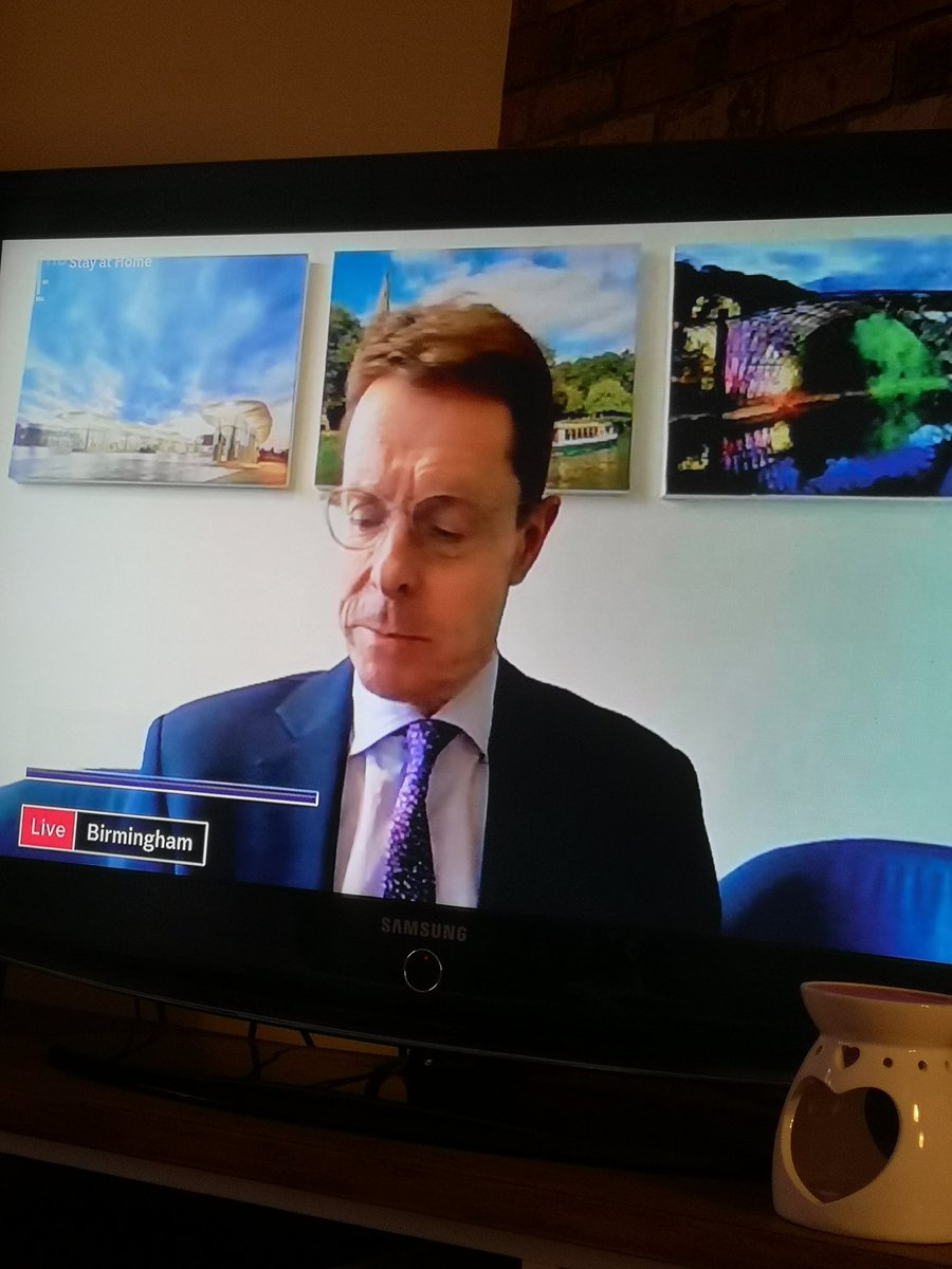 JoRussellRadio's tweet photo. The 'these pictures don't match but I can afford 3 of them' backdrop. #BestBackdrop https://t.co/9lfGLCdSkS