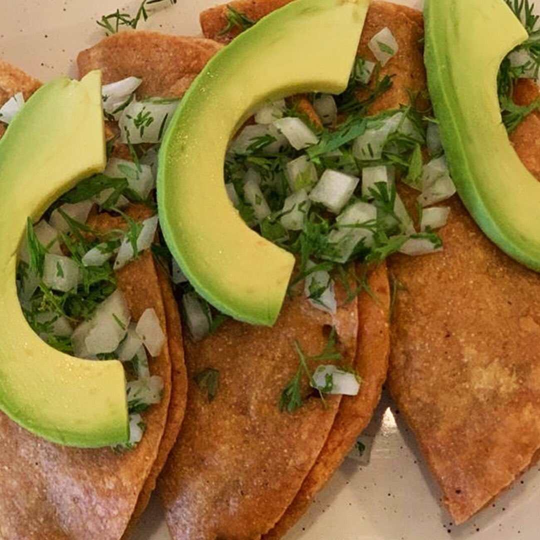 DeMarAMar's tweet photo. Nuestras Quesadillas de Cazón, crujientes y con mucho sabor. Son parte de los individuales para complementar tu Menú especial
De Mar A Mar para llevar.

$160 por persona. Incluye: entrada, plato fuerte y postre a elegir 

Llámanos 
📲55 52075730 
WhatsApp 5537043169 https://t.co/JFiBHQrvaz