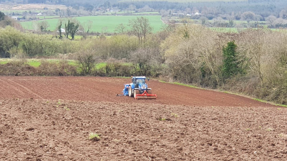 Vantage_Ire's tweet photo. Just put out 450kg/Ha of 10 10 20 in front of the drill. Tramlines courtesy of centrepoint with an accuracy of 20mm. Steering provided be our Trimble GFX-750 on autopilot #ArableApril #farming #PercisionAg https://t.co/pc7hQmyYqg