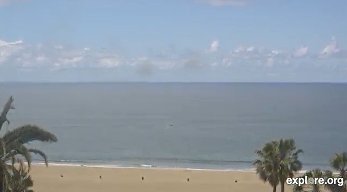 Who else is dreaming of a sandy beach getaway?  Here's a  #LiveStream of  #SantaMonica . We can almost feel thebreeze, what about you?   #StayHomeSaveLives  https://bit.ly/2JPxheH 